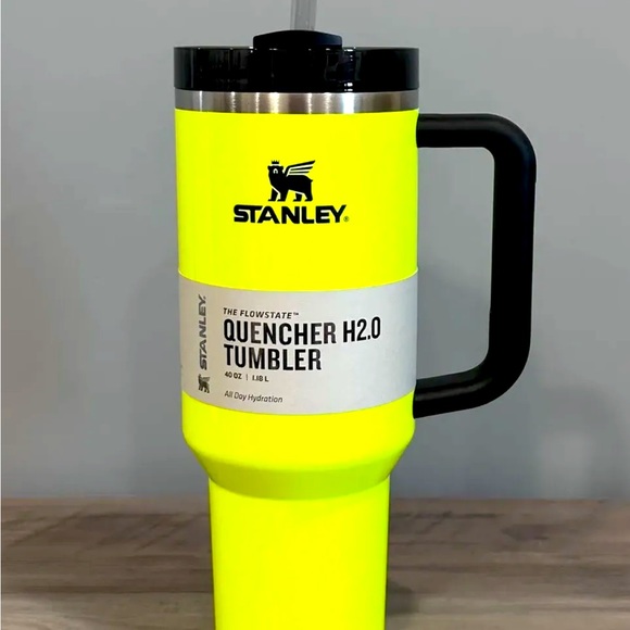 🖤🥎 Stanley NEW LIMITED 40oz Quencher NEON YELLOW 🥎🖤 - Picture 1 of 8